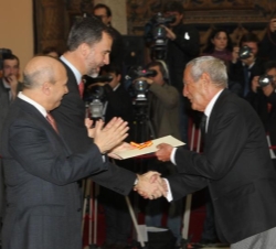 Su Alteza Real el Príncipe de Asturias entrega el Premio Nacional de Diseño de Moda 2011 a Elio Berhanyer